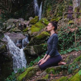 Femme faisant des exercices de respiration.